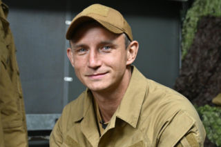 Jakub Rzeźniczak na wojskowym poligonie. Były piłkarz pokazał, co ukrywa przy swojej pryczy