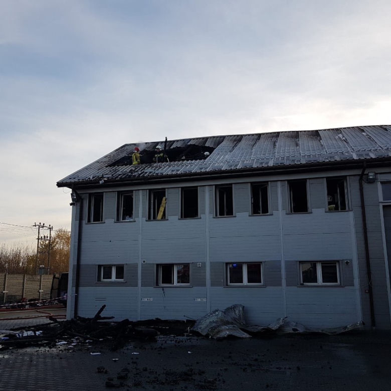 Potężny pożar wielkiej hali warsztatowej w Bodzentynie! Runął dach!