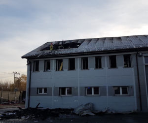 Potężny pożar wielkiej hali warsztatowej w Bodzentynie! Runął dach!