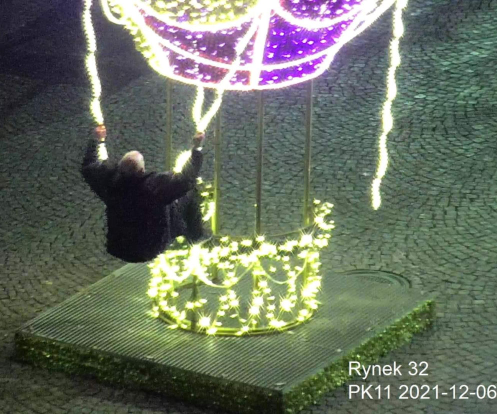 Legnica. Wandal huśtał się na świątecznej iluminacji. Myślał, że poleci balonem 
