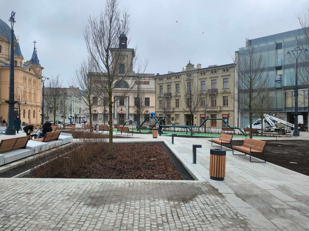 Plac wolności kilka dni przed otwarciem! Już odwiedzają go pierwsi łodzianie [ZDJĘCIA]