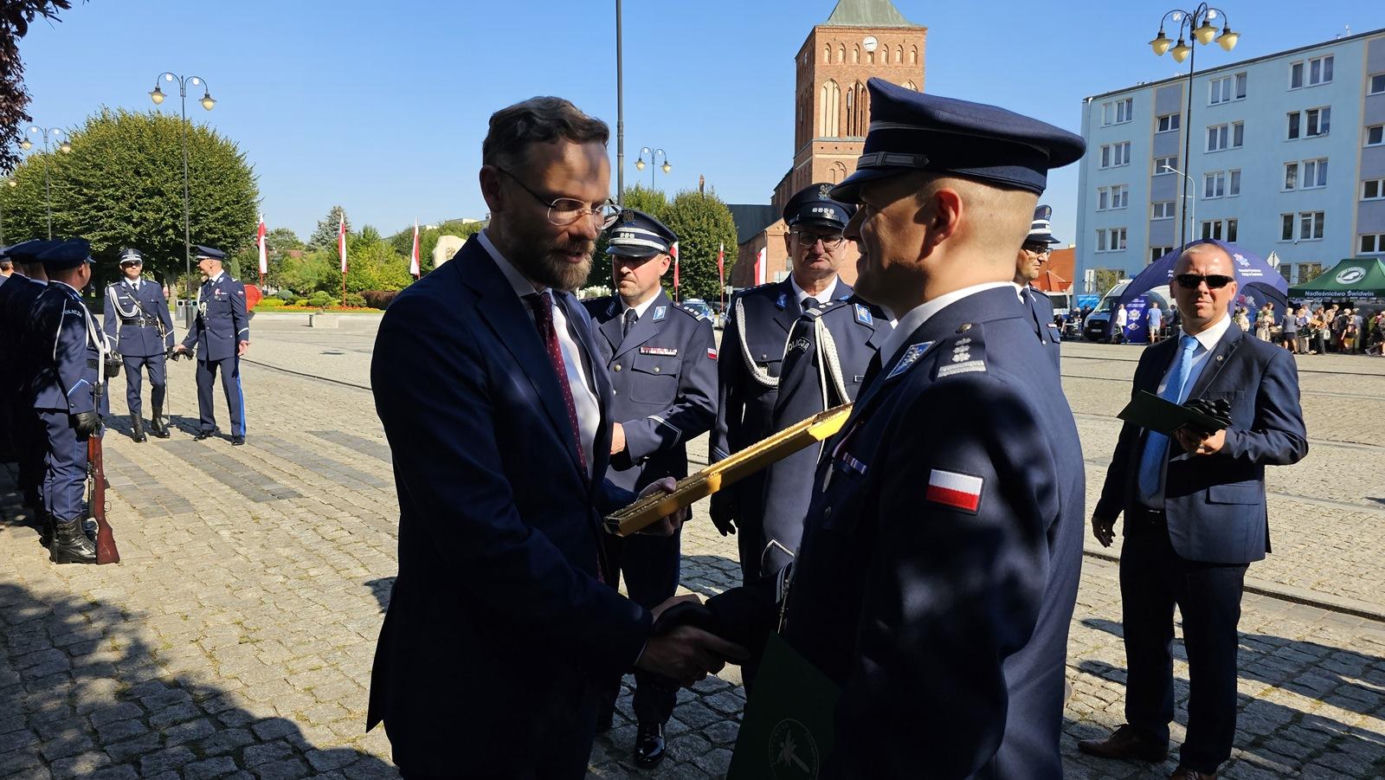 Nadanie sztandaru dla KPP w Świdwinie
