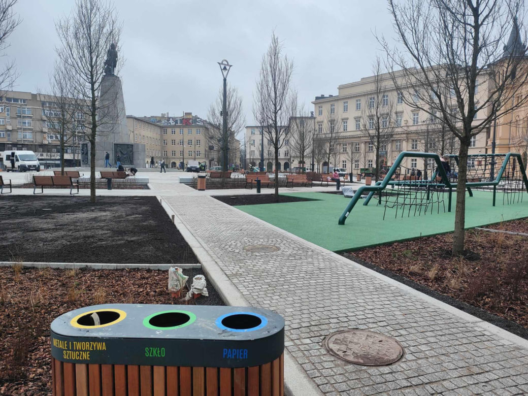 Plac wolności kilka dni przed otwarciem! Już odwiedzają go pierwsi łodzianie [ZDJĘCIA]
