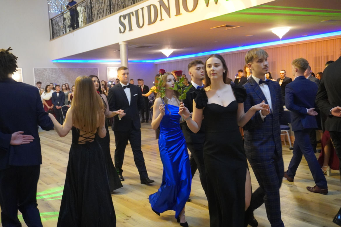 Dwa polonezy na studniówce bydgoskiej Handlówki. W jednym pomogli nauczyciele