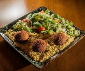 Pyszny, chrupiący i... idealny na lato. Zobacz, gdzie zjeść najlepszy falafel w Warszawie! [RANKING]