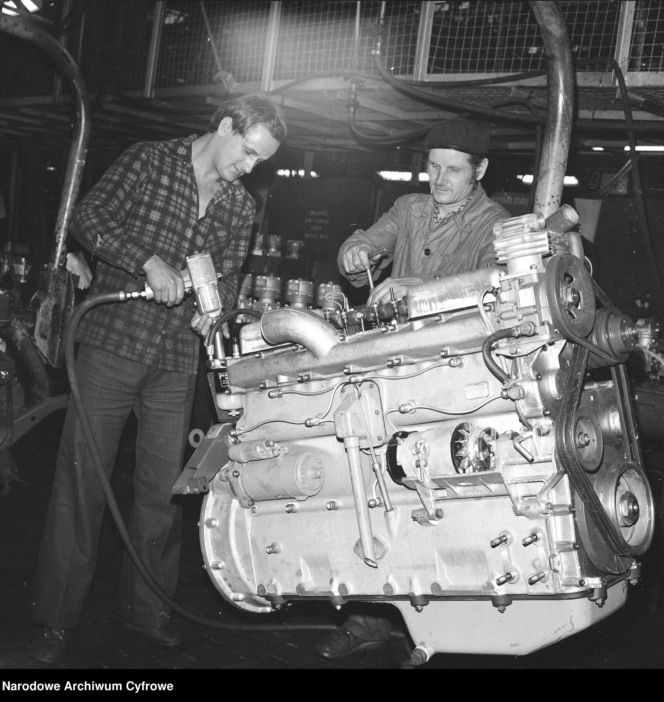 QUIZ PRL. Czy się stoi, czy się leży, trzy tysiące się należy. Tak pracowano w PRL-u