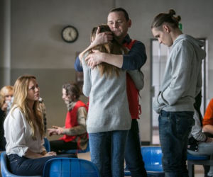 Skazane odc. 8. Sylwia (Monika Krzywkowska), Łucja (Katarzyna Sawczuk), Maciek (Filip Gurłacz), Adam (Ireneusz Czop)