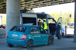 Wypadek na rondzie Zesłańców Syberyjskich. Kierowca wypadł przez szybę i runął na jezdnię [ZDJĘCIA]