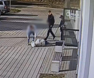 Dramat przed komisariatem. Kobieta runęła na ziemię tuż pod oknami policjantów