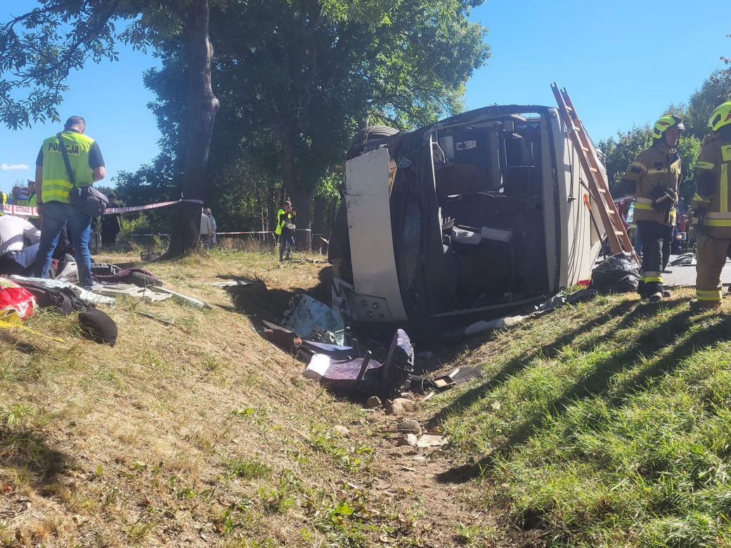 Wypadek autobusu rejsowego w miejscowości Piotrowina pod Kałuszynem. Droga zablokowana! 06.09.2022