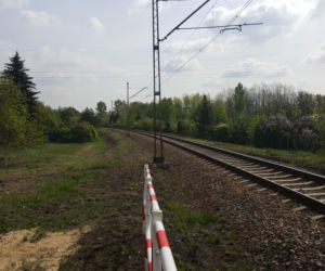 Żółte naklejki na przejazdach kolejowych