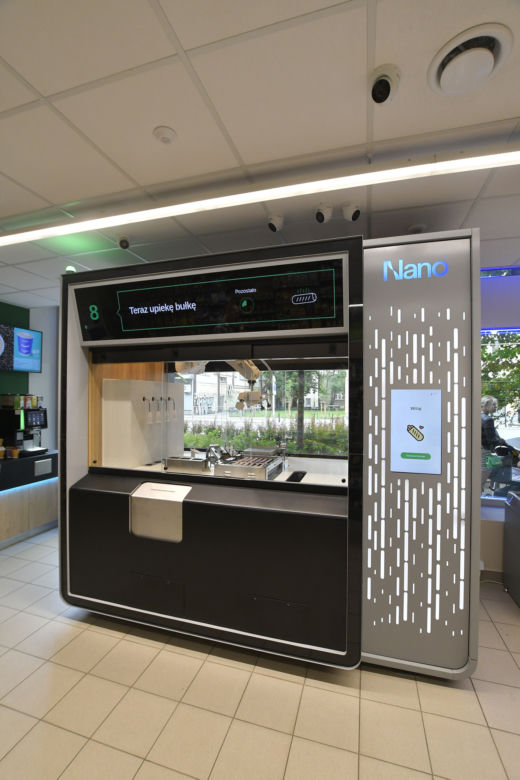 Warszawa miastem robotów. Parzą kawę, przynoszą paczki, dostarczają pizzę i śpiewają Sto lat