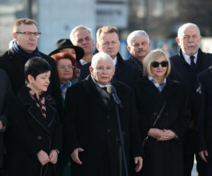 Jarosław Kaczyński na miesięcznicy smoleńskiej. Uwagę zwraca szalik prezesa