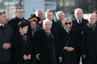 Jarosław Kaczyński na miesięcznicy smoleńskiej. Uwagę zwraca szalik prezesa