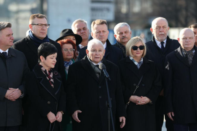 Jarosław Kaczyński na miesięcznicy smoleńskiej. Uwagę zwraca szalik prezesa