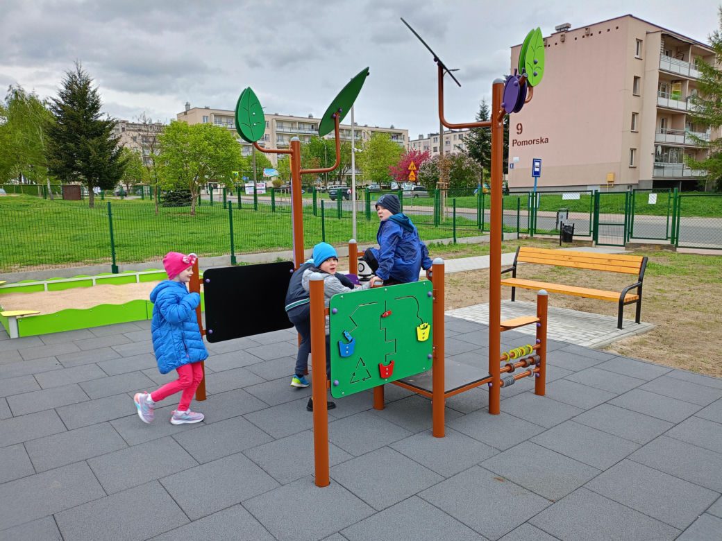 Nowy plac zabaw przy SP nr 8 w Siedlcach jest ogólnodostępny dla wszystkich mieszkańców miasta i dostosowany do potrzeb osób z niepełnosprawnością ruchową