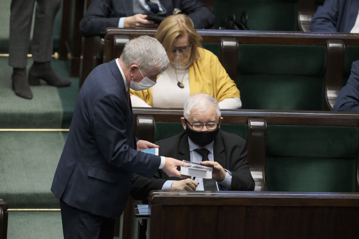 kaczyński w sejmie podpisuje książkę