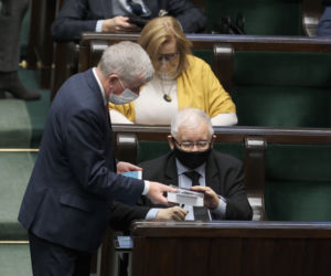 kaczyński w sejmie podpisuje książkę