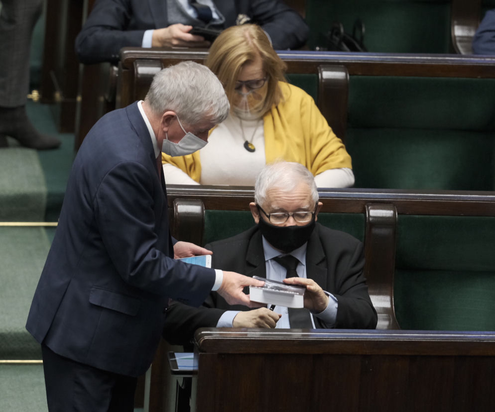 kaczyński w sejmie podpisuje książkę
