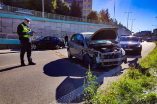 Wypadek na Zielonych Wzgórzach. Karambol jaguara, bmw i toyoty na alei Niepodległości [ZDJĘCIA]
