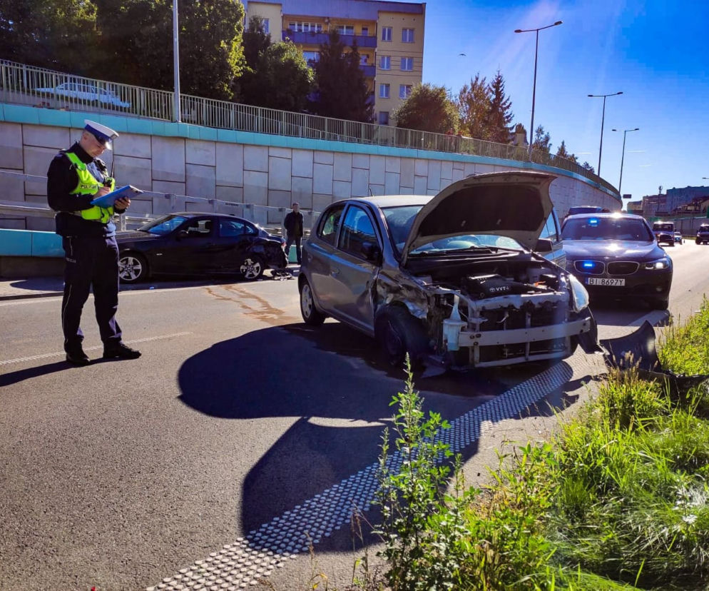 Wypadek jaguara, bmw i toyoty na alei Niepodległości w Białymstoku