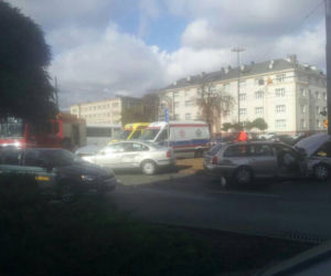 Groźny wypadek na rondzie Jagiellonów w Bydgoszczy. Dwie osoby trafiły do szpitala! [ZDJĘCIA]