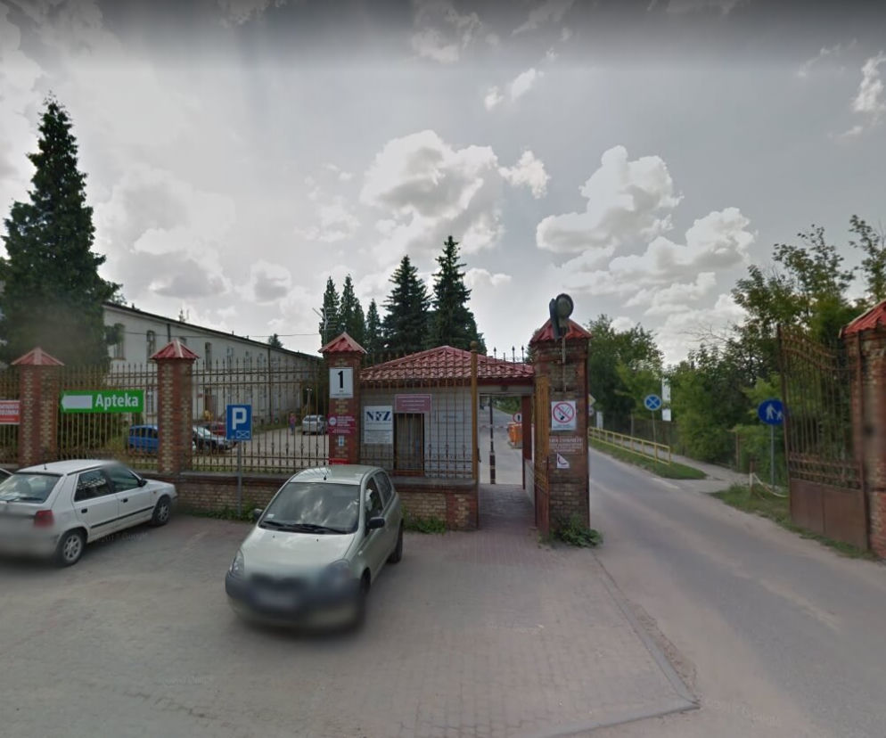Koronawirus w Podlaskiem. Brama wjazdowa do szpitala w Choroszczy