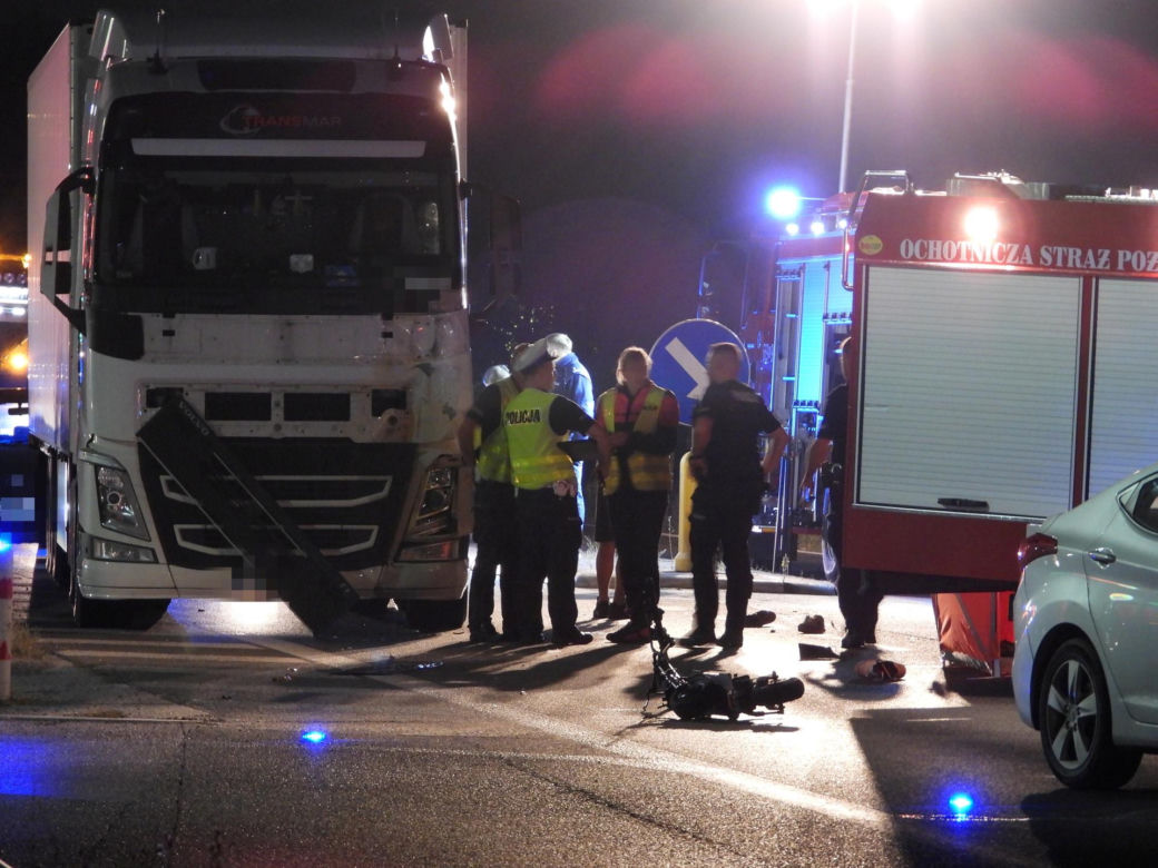 Błonie. Wjechali hulajnogą elektryczną prosto pod tira. Nie mieli szans, zaginęli na miejscu