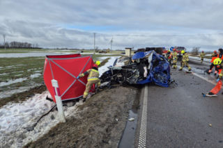 Osobówka zderzyła się z ciężarówką. Jedna osoba nie żyje. Tragiczny wypadek pod Łomżą