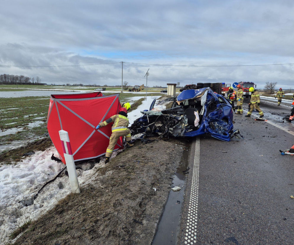 Śmiertelny wypadek pod Łomżą. Kierowca osobówki zginął na miejscu