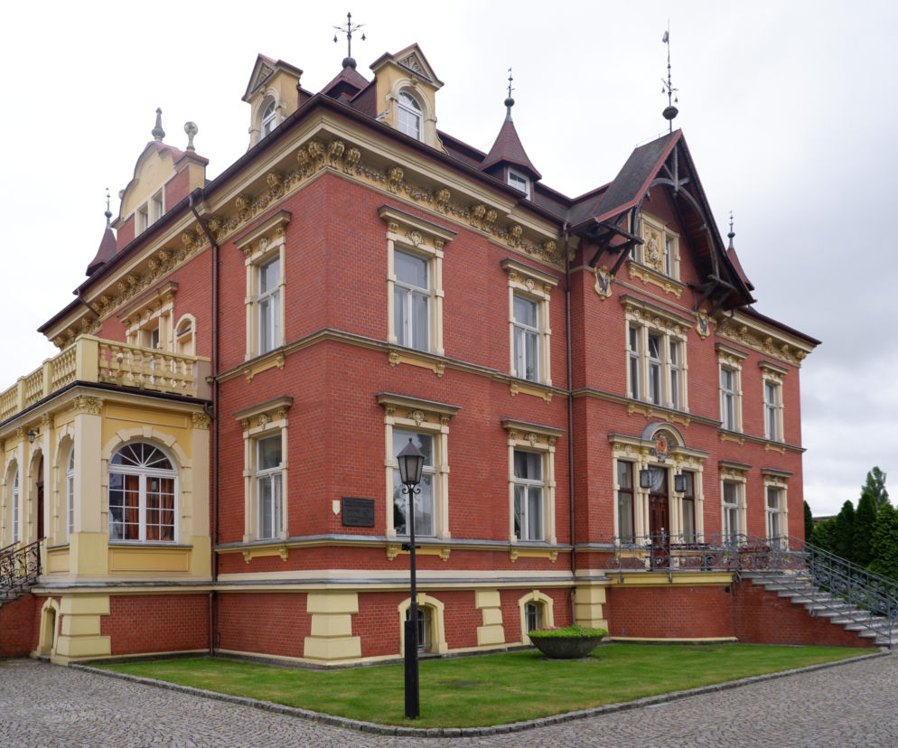 Pałac Augusta Schmelzera w Myszkowie z czerwonej cegły. O zabytkach regionu przeczytasz na Eska Śląskie.