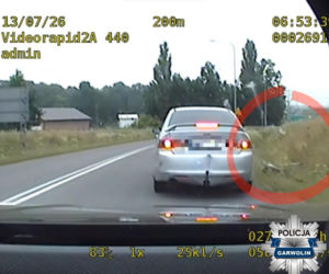 20-latek gnał Hondą 167 km/h. Niewiarygodne, co po drodze wyrzucił przez okno! 