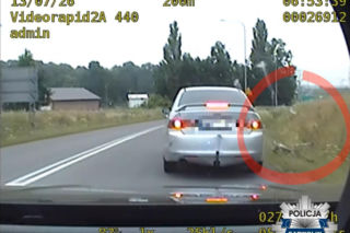 20-latek gnał Hondą 167 km/h. Niewiarygodne, co po drodze wyrzucił przez okno! 