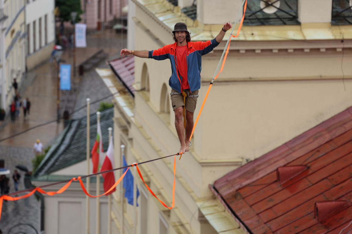   Urban Highline Festival 2023 w Lublinie. Slacklinerzy robią cuda na linach!