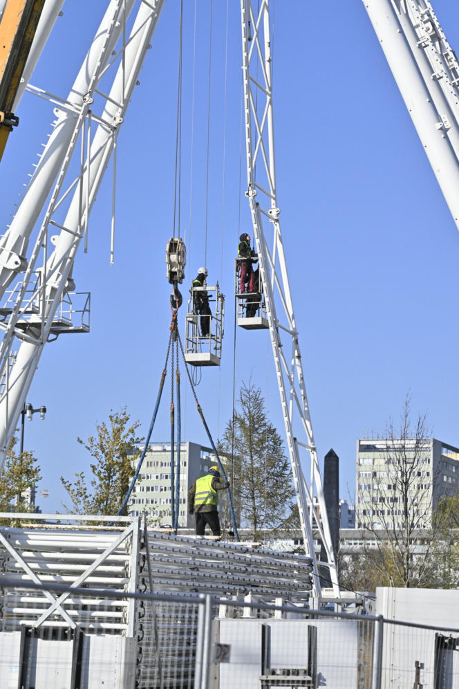 Dziwny obiekt w centrum Warszawy. Co tu powstaje? Stolica już stroi się na Boże Narodzenie!