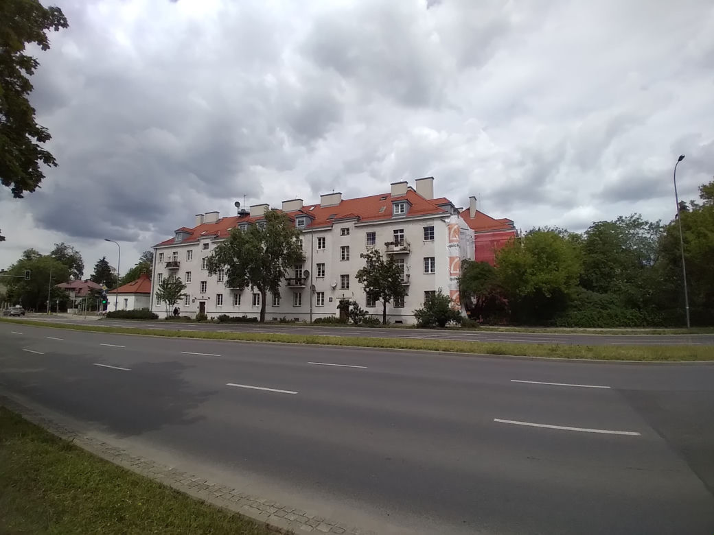 Zdeformowana balustrada balkonu przy Powsińskiej