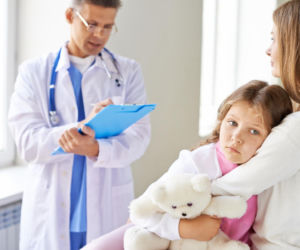 Dziecko boi się lekarza? Sprawdź, jak oswoić ten lęk i jakich słów unikać w poczekalni