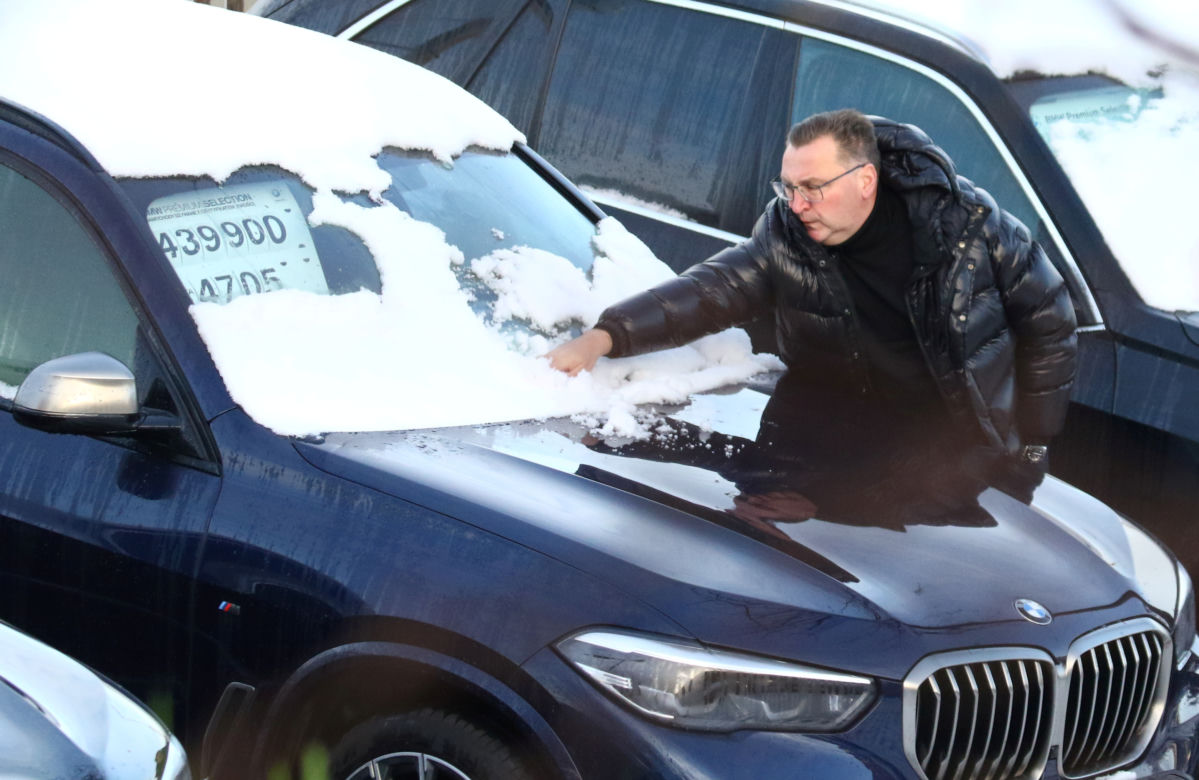 Czesław Michniewicza przegląda szalenie drogie auta. Został przyłapany w wielkiej furze, ale zakupy musi taszczyć