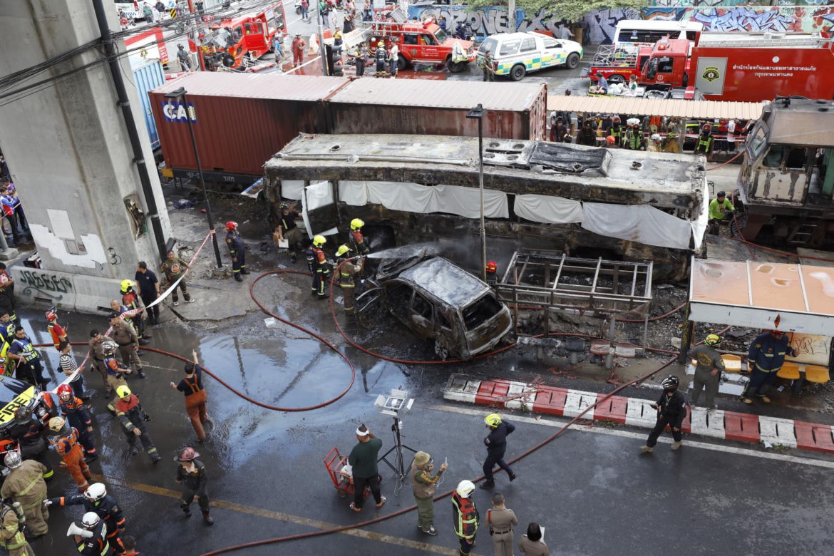 Pociąg wbił się w autobus w Bangkoku! Są ofiary śmiertelne i ranni