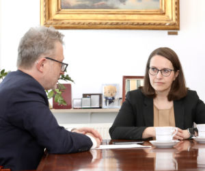 Wicenaczelny Super Expressu Hubert Biskupski w rozmowie z minister finansów Magdaleną Rzeczkowską