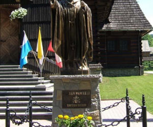 Pomnik Jana Pawła II przy kościele parafialnym w Groniu