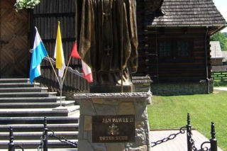 Pomnik Jana Pawła II przy kościele parafialnym w Groniu