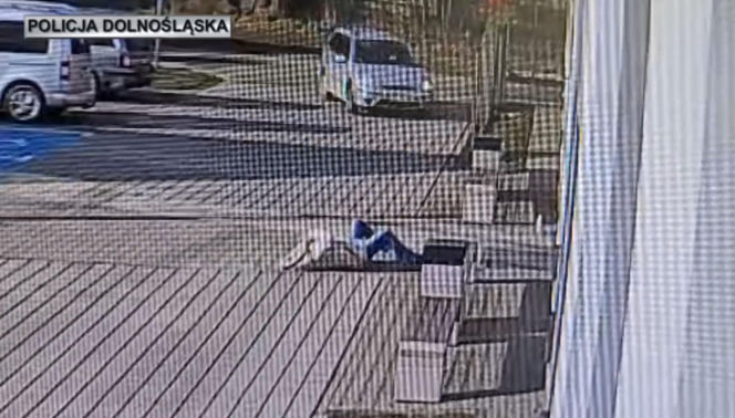 Dramat przed komisariatem. Kobieta runęła na ziemię tuż pod oknami policjantów