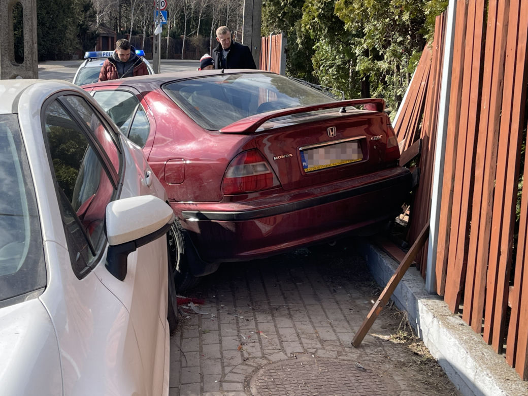 Kompletnie pijany rozbił dwa auta. Przyznał się, że wypił pół flaszki i wsiadł za kółko