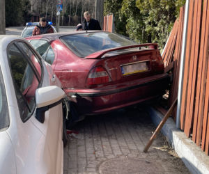 Kompletnie pijany rozbił dwa auta. Przyznał się, że wypił pół flaszki i wsiadł za kółko
