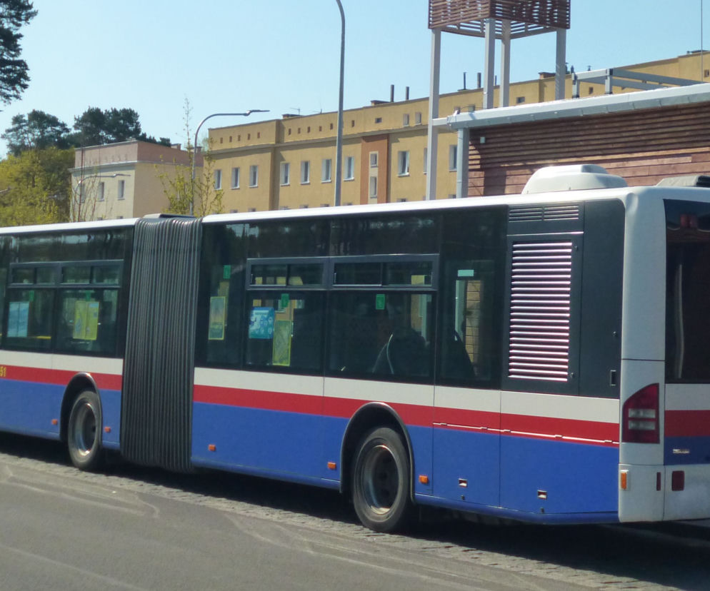Autobus MZK zderzył się z osobówką! Są ranni