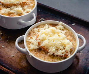 Zupa cebulowo-serowa – kremowa, rozgrzewająca i pełna smaku