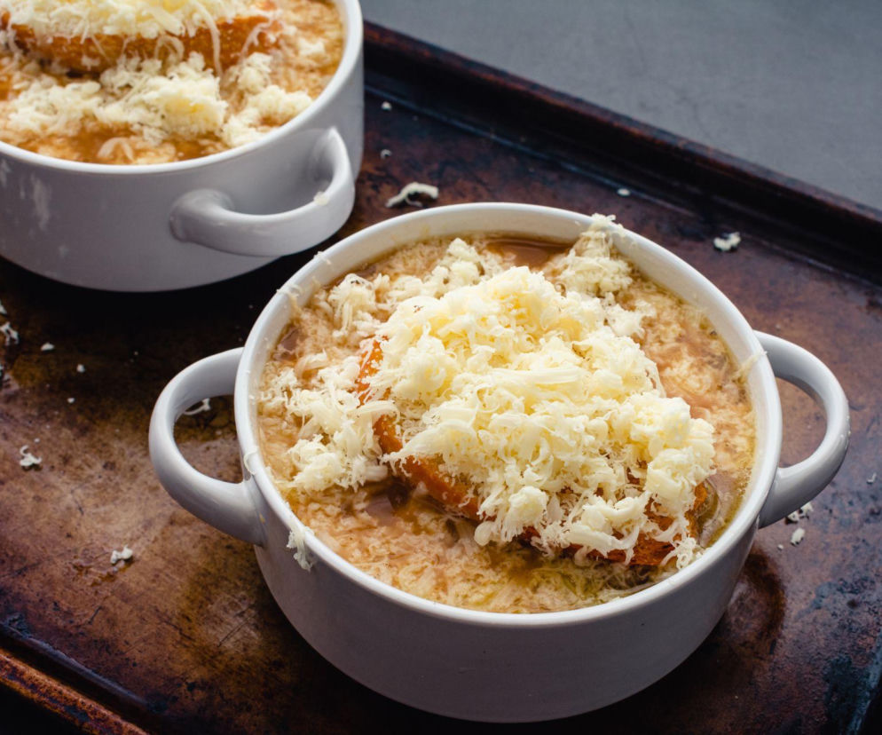 Zupa cebulowo-serowa – kremowa, rozgrzewająca i pełna smaku