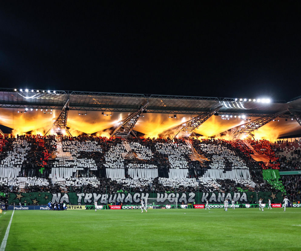 Kibice Legii Warszawa prezentują oprawę na trybunach stadionu. O rywalizacji klubów przeczytasz na SE Supersport.
