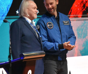 Sławosz Uznański-Wiśniewski w Toruniu. Gigantyczna kolejka pod Aulą UMK